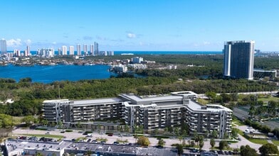 Aura North Miami Beach in North Miami Beach, FL - Foto de edificio - Building Photo