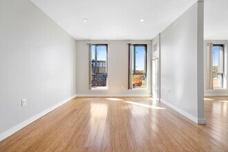 691 Massachusetts Ave, Unit 504 in Boston, MA - Foto de edificio - Building Photo