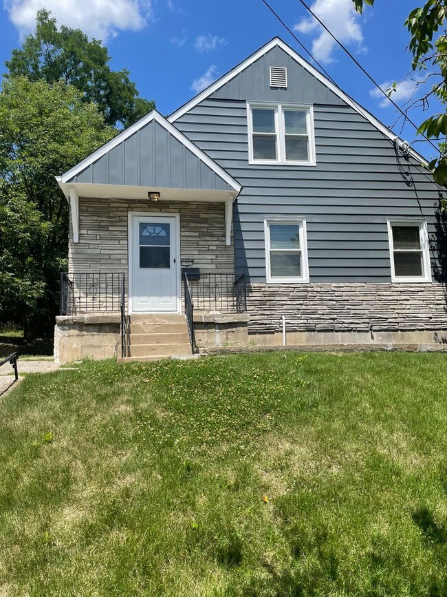 property at 1902 Ashbrook Dr