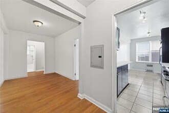 2520 John F. Kennedy Blvd, Unit 2C in Jersey City, NJ - Foto de edificio - Building Photo