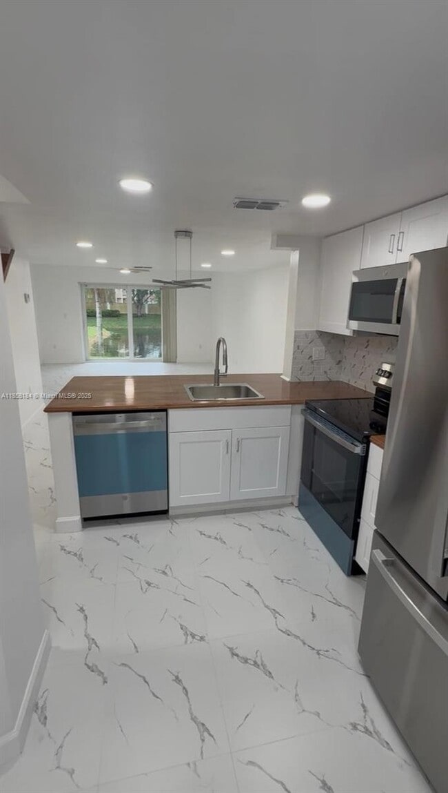 3982 NW 90th Ave in Sunrise, FL - Building Photo - Building Photo