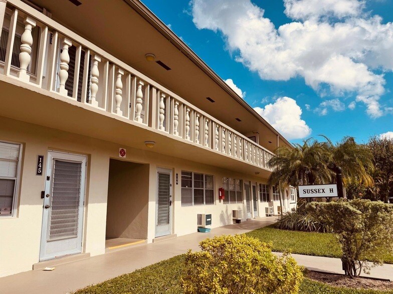 159 Sussex H in West Palm Beach, FL - Building Photo