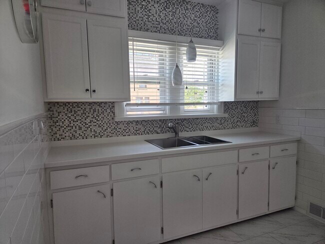 328 E 6th St, Unit 326 1st fr in Erie, PA - Foto de edificio - Building Photo