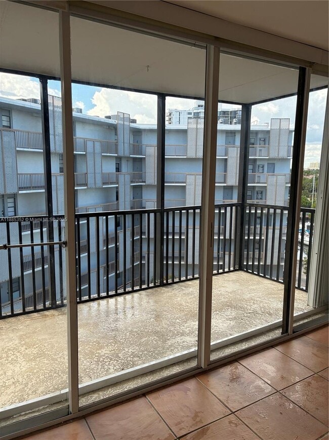 3401 N Country Club Dr, Unit 6 in Aventura, FL - Building Photo - Building Photo