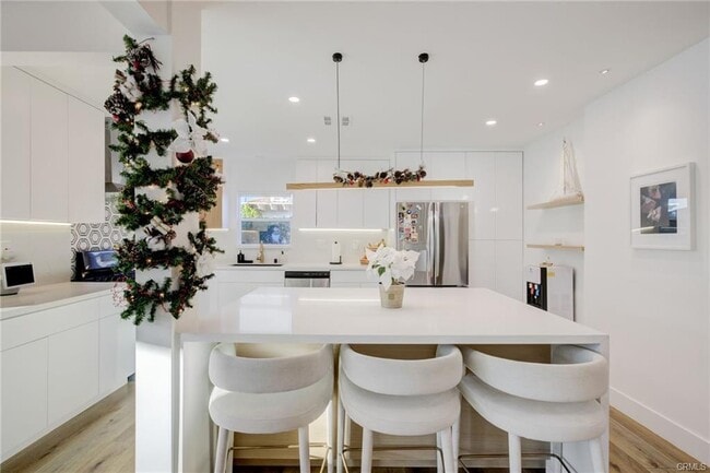 8161 Encino Ave in Los Angeles, CA - Building Photo - Building Photo