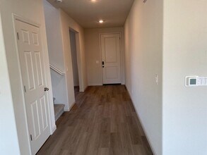 2943 Girdwood St in Manteca, CA - Foto de edificio - Building Photo