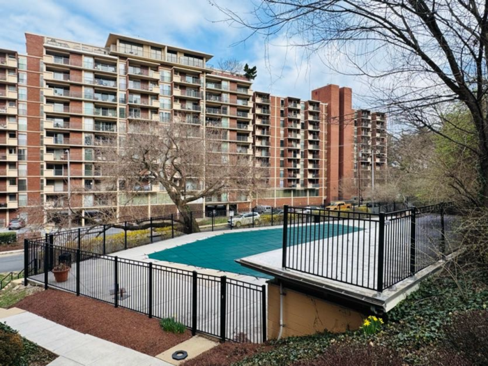 1200 S Arlington Ridge Rd in Arlington, VA - Building Photo