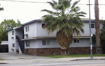 Gunst Apartment Complex in Sherman Oaks, CA - Building Photo - Building Photo