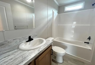 6588 N Hampshire Dr in Holly, MI - Foto de edificio - Building Photo