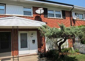 8900 Robin Dr in Des Plaines, IL - Building Photo