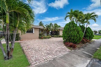 20525 Highland Lakes Blvd in Miami, FL - Building Photo - Building Photo