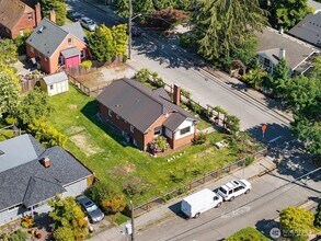 9002 12th Ave NE in Seattle, WA - Foto de edificio - Building Photo