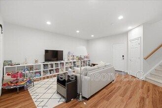 8407 Chaucer House Ct in Lorton, VA - Building Photo - Building Photo