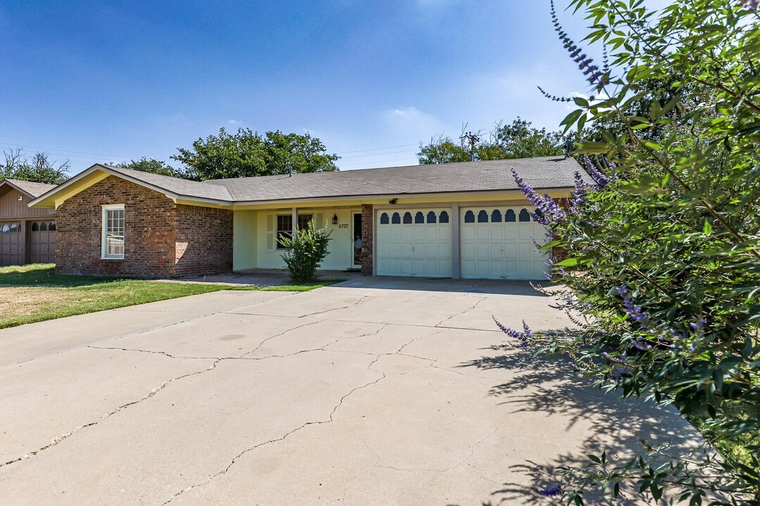 5707 36th St in Lubbock, TX - Building Photo