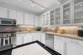 252 7th Ave in New York, NY - Building Photo - Building Photo