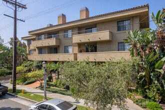 221 S Oak Knoll Ave in Pasadena, CA - Building Photo - Building Photo