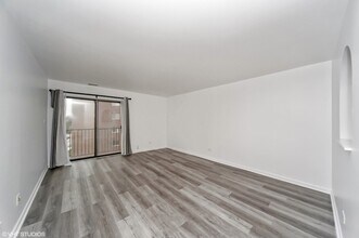 960 S River Rd, Unit 412 in Des Plaines, IL - Building Photo - Building Photo