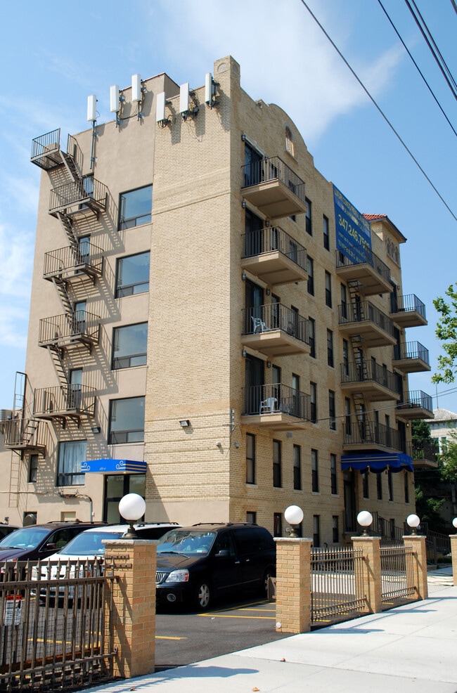 The Ocean Villa in Rockaway Park, NY - Foto de edificio - Building Photo