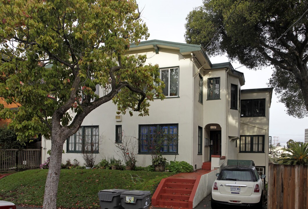 3287 Kempton Ave in Oakland, CA - Building Photo