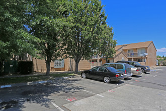 Natomas Court Apartments in Sacramento, CA - Foto de edificio - Building Photo