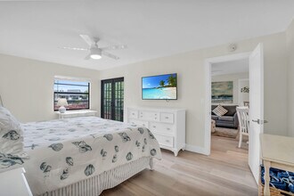 580 Neapolitan Way in Naples, FL - Building Photo - Building Photo