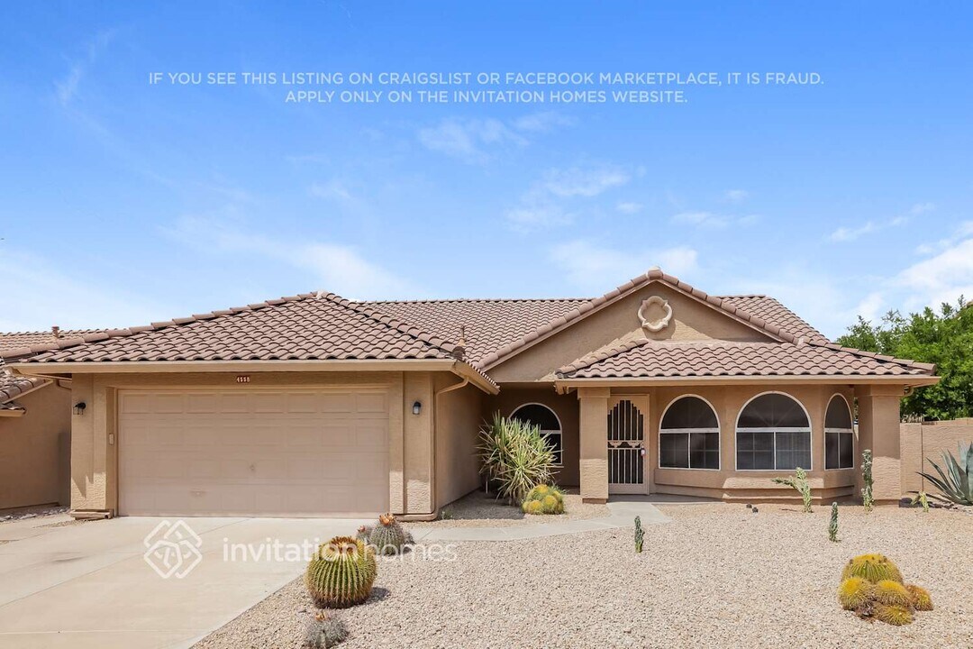 4558 E Via Dona Rd in Cave Creek, AZ - Foto de edificio