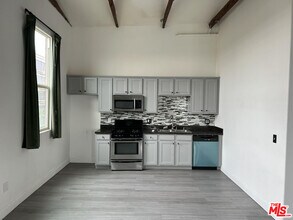 726 S Santa Fe Ave in Los Angeles, CA - Building Photo - Building Photo