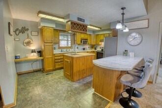 75 Forest Glenn Dr in Eddyville, KY - Foto de edificio - Building Photo