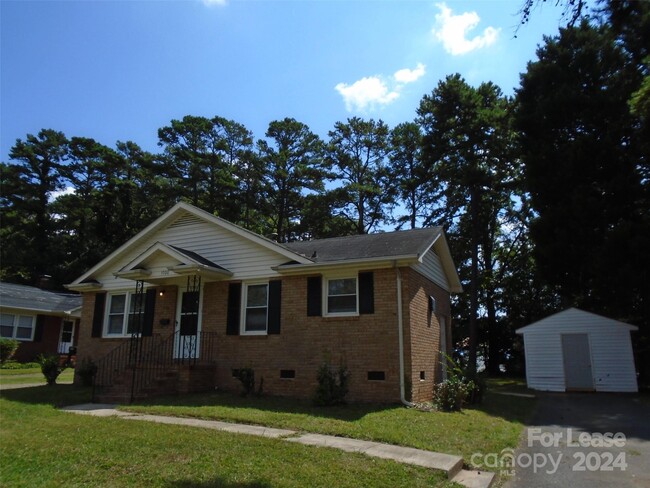 1500 Woodhill Ln in Charlotte, NC - Foto de edificio - Building Photo