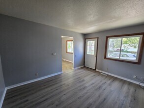 811 W 3rd St in Waterloo, IA - Building Photo - Building Photo