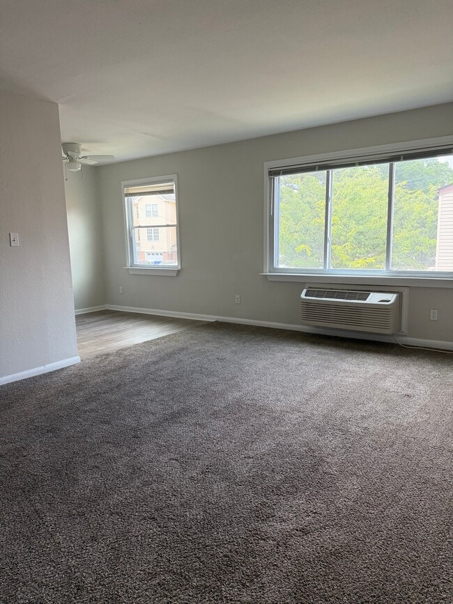 2412 Azalea Garden Rd, Unit 210 in Norfolk, VA - Foto de edificio - Building Photo