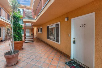 382 Coronado Ave in Long Beach, CA - Building Photo - Building Photo