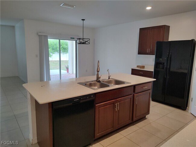 3613 SW 9th Ave in Cape Coral, FL - Building Photo - Building Photo