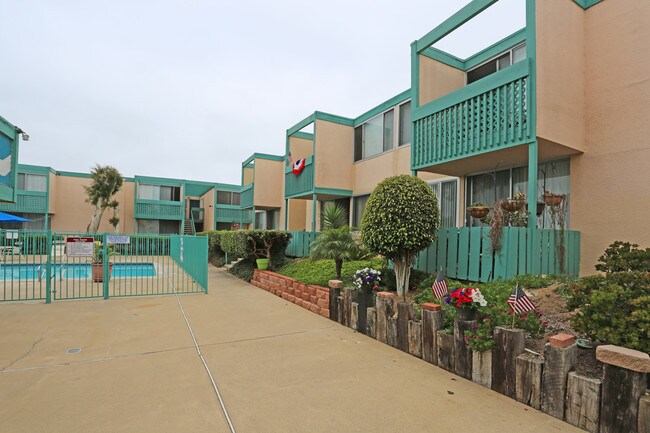 Sandpointe Apartment Homes in Oceanside, CA - Foto de edificio - Building Photo