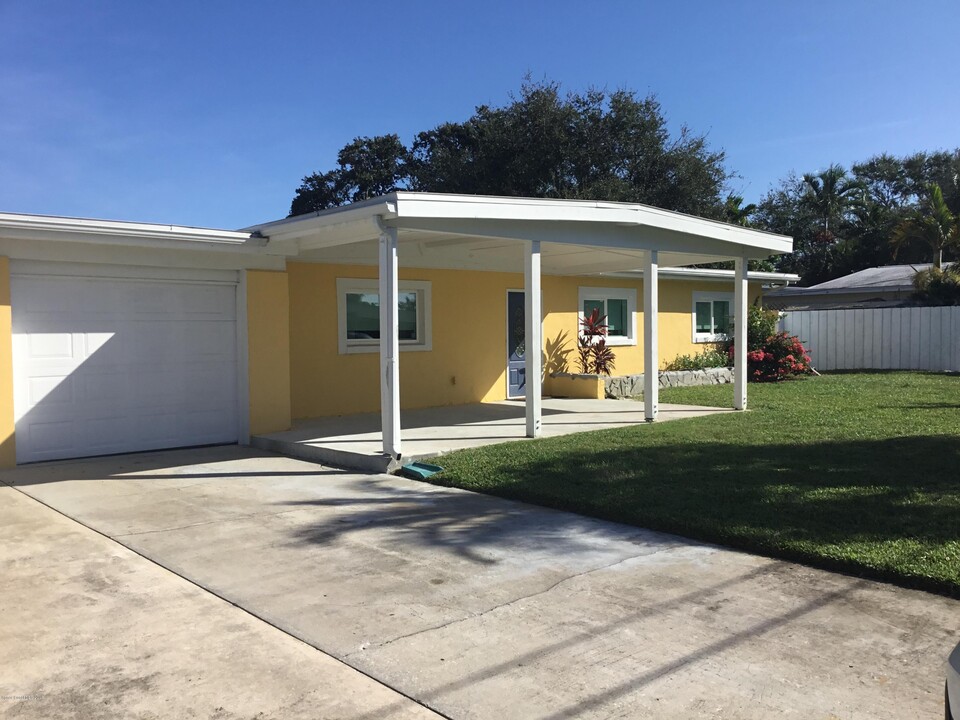 453 Capri Rd in Cocoa Beach, FL - Building Photo