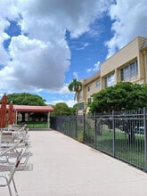 6300 NW 62nd St in Tamarac, FL - Foto de edificio - Building Photo