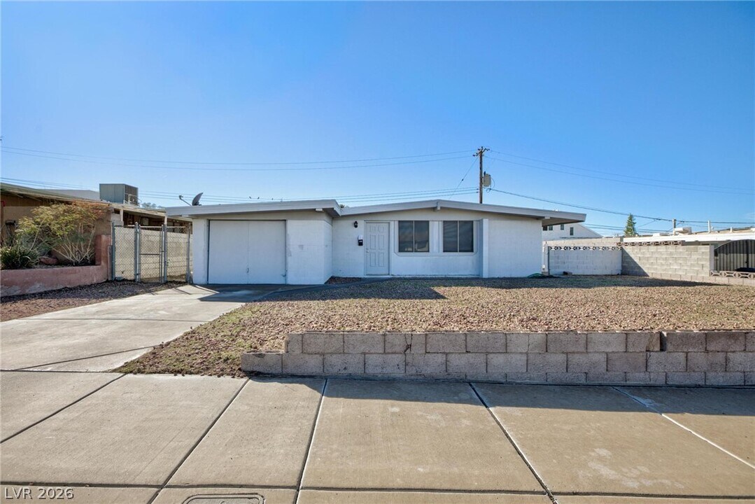 232 Hillcrest Dr in Henderson, NV - Foto de edificio