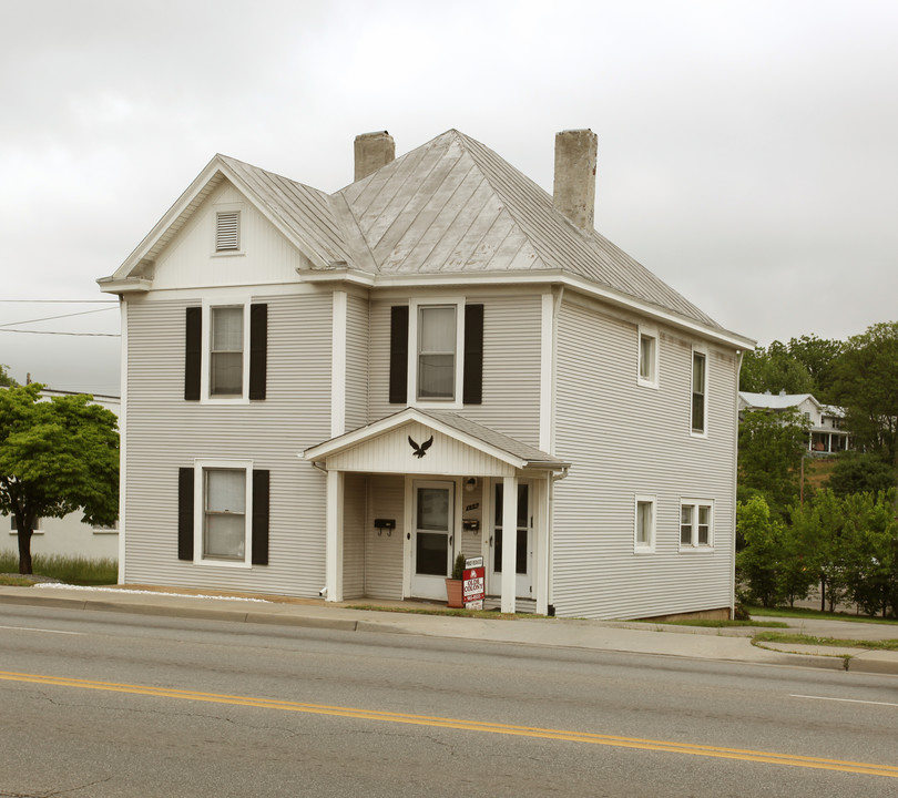 110 E Washington Ave in Vinton, VA - Building Photo