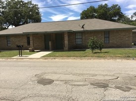 1101 Live Oak St in Pleasanton, TX - Building Photo