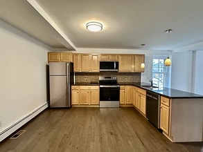 420 W Chestnut St, Unit 2B in Perkasie, PA - Foto de edificio - Building Photo