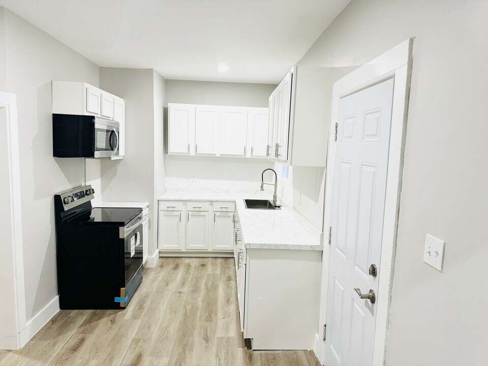 11 Howard St, Unit 2nd floor 3 bedroom apart in Westfield, MA - Building Photo