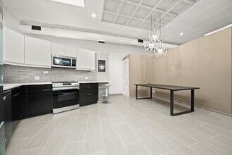 300 N Ogden Ave in Chicago, IL - Foto de edificio - Building Photo