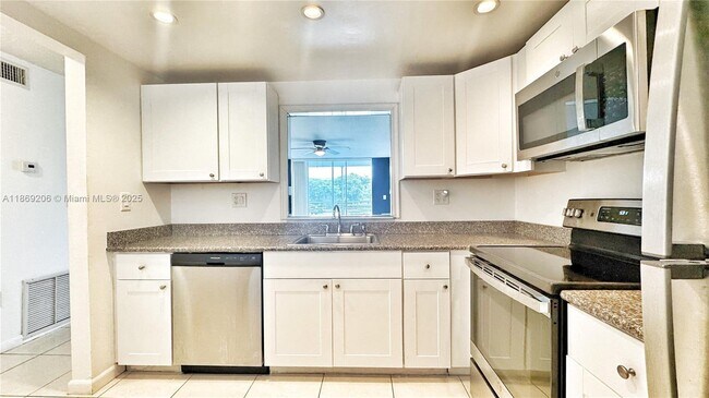3750 NE 170th St in North Miami Beach, FL - Foto de edificio - Building Photo
