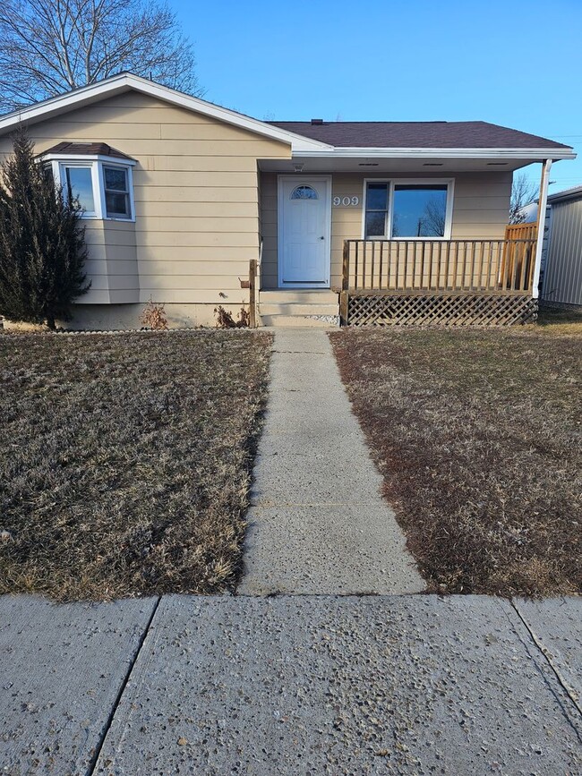 909 Cale Ave in Miles City, MT - Building Photo - Building Photo