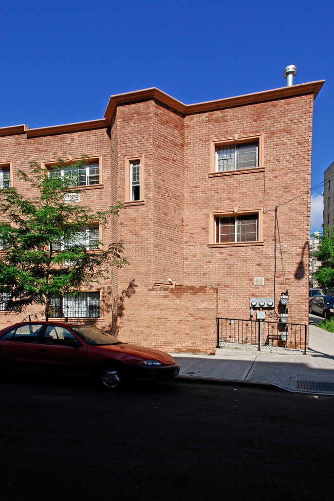 1743 Davidson Ave in Bronx, NY - Foto de edificio - Building Photo