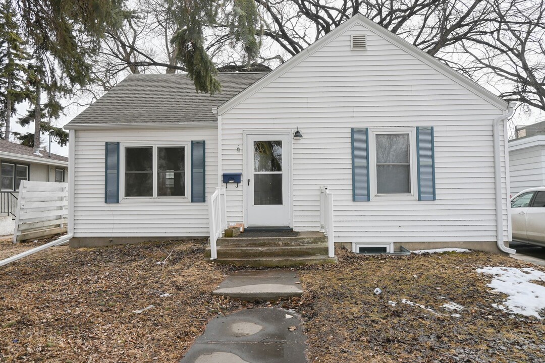 2313 University Ave in Grand Forks, ND - Building Photo