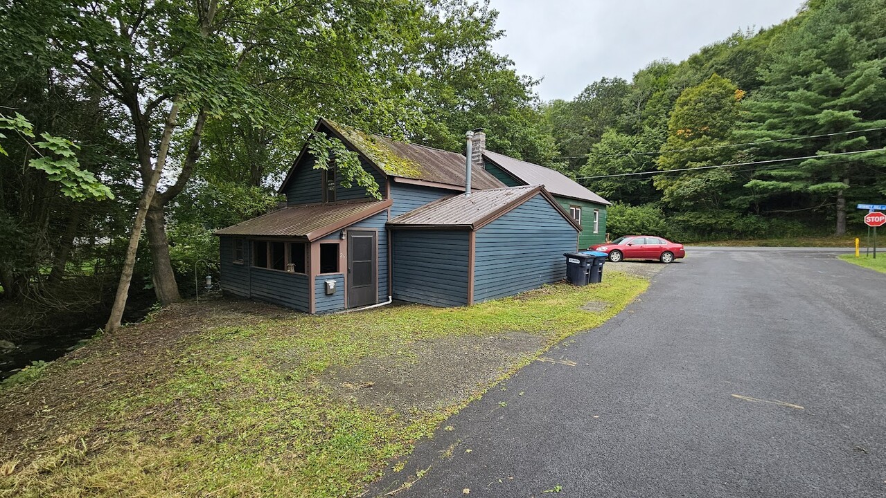 138 Winney Hill Rd in Oneonta, NY - Building Photo