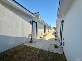 11 Yankton St in Alton, TX - Building Photo