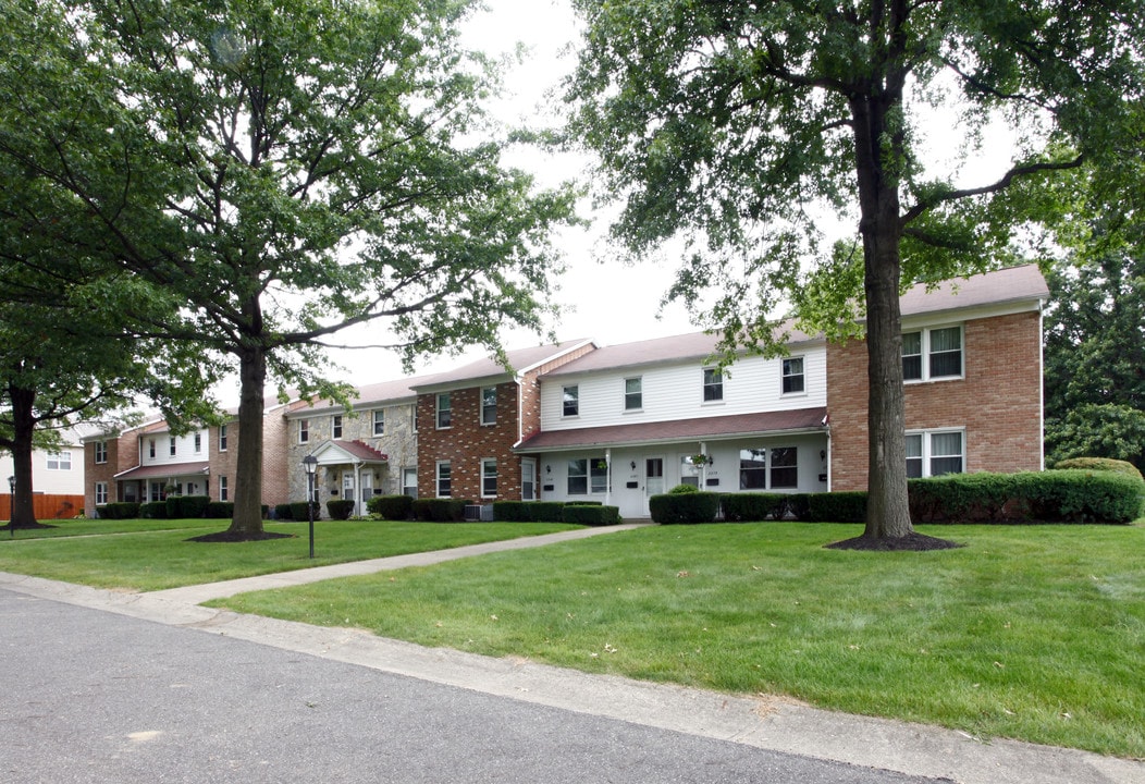 2377-2395 Ashdale St NW in North Canton, OH - Building Photo