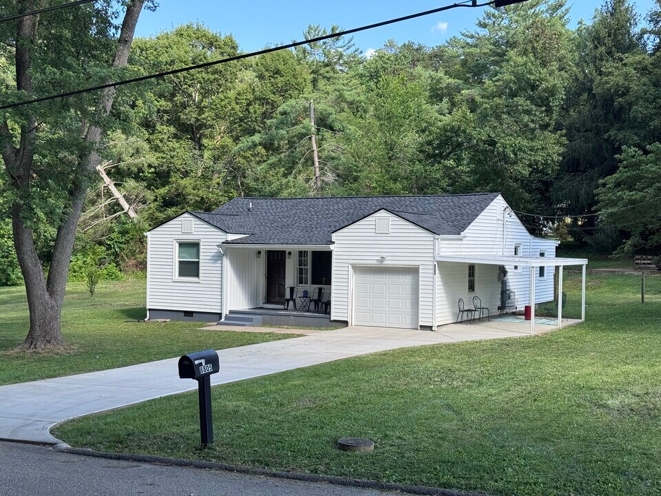 8805 W Simpson Rd in Knoxville, TN - Building Photo